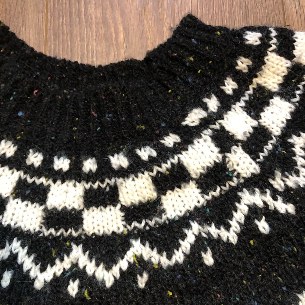 Vintage Black and White Patterned Knit Sweater - Picture 15 of 17